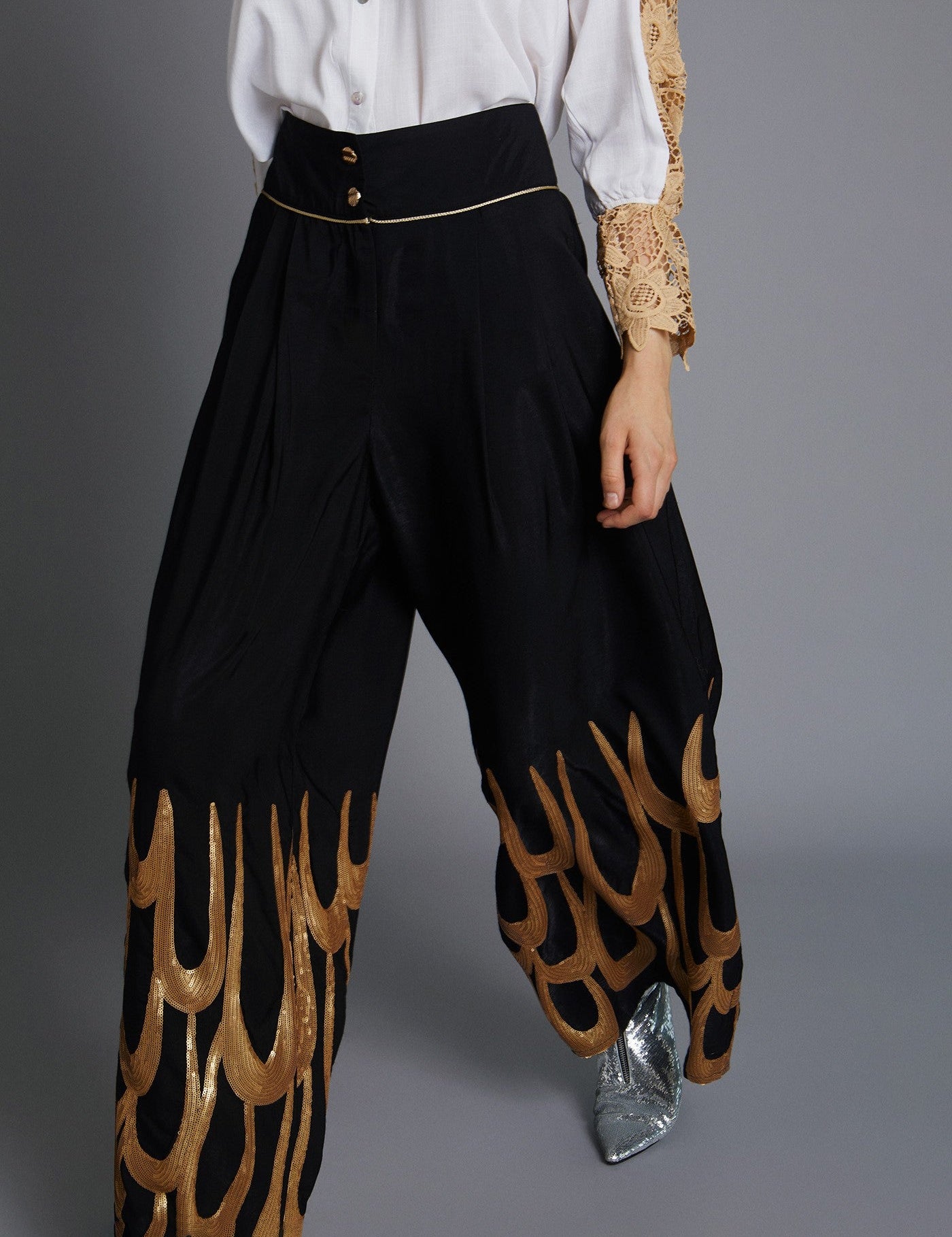 Elegante schwarze Damenhose mit goldenen Details - Blossom Hair & Fashion