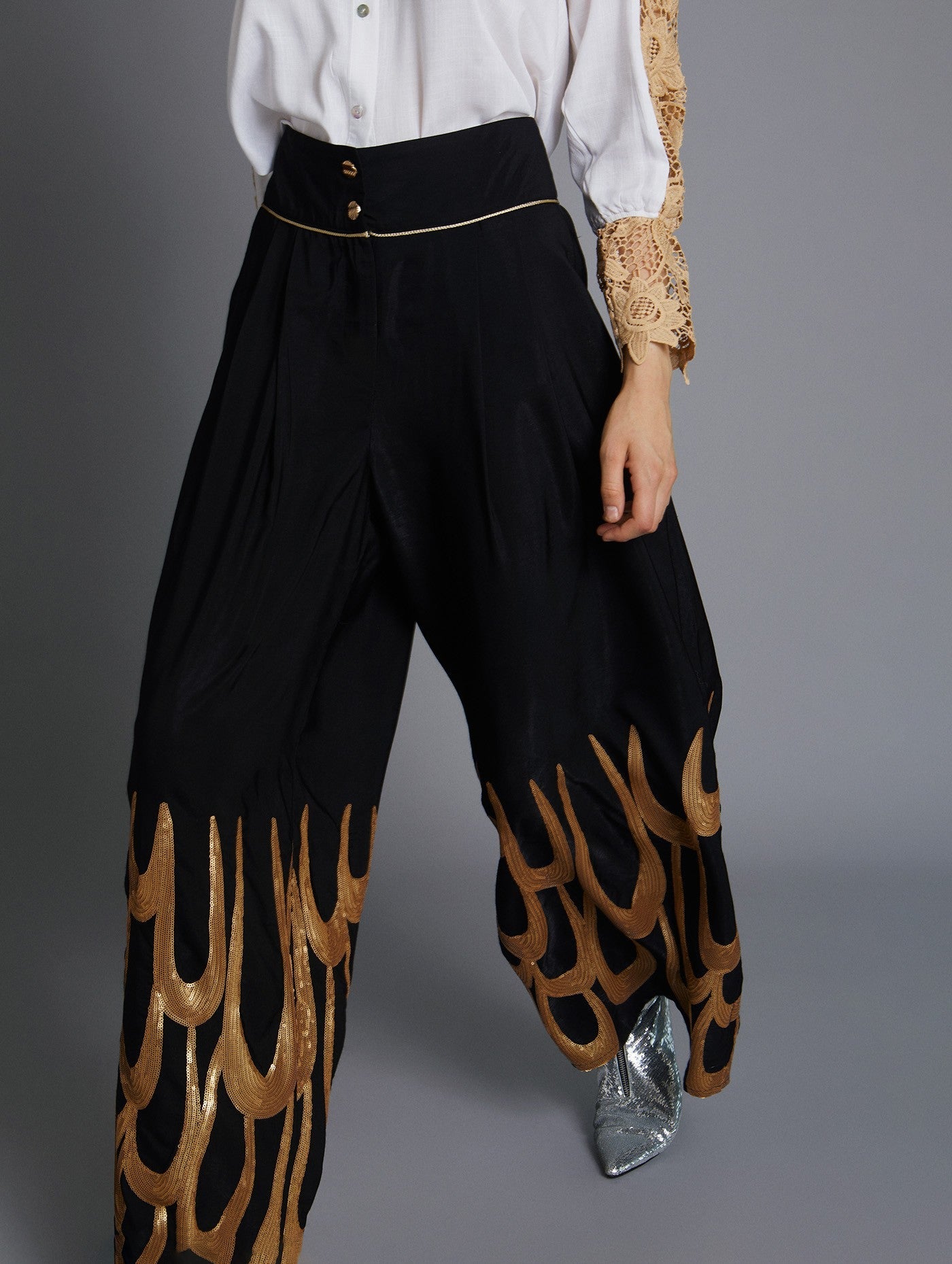 Elegante schwarze Damenhose mit goldenen Details - Blossom Hair & Fashion