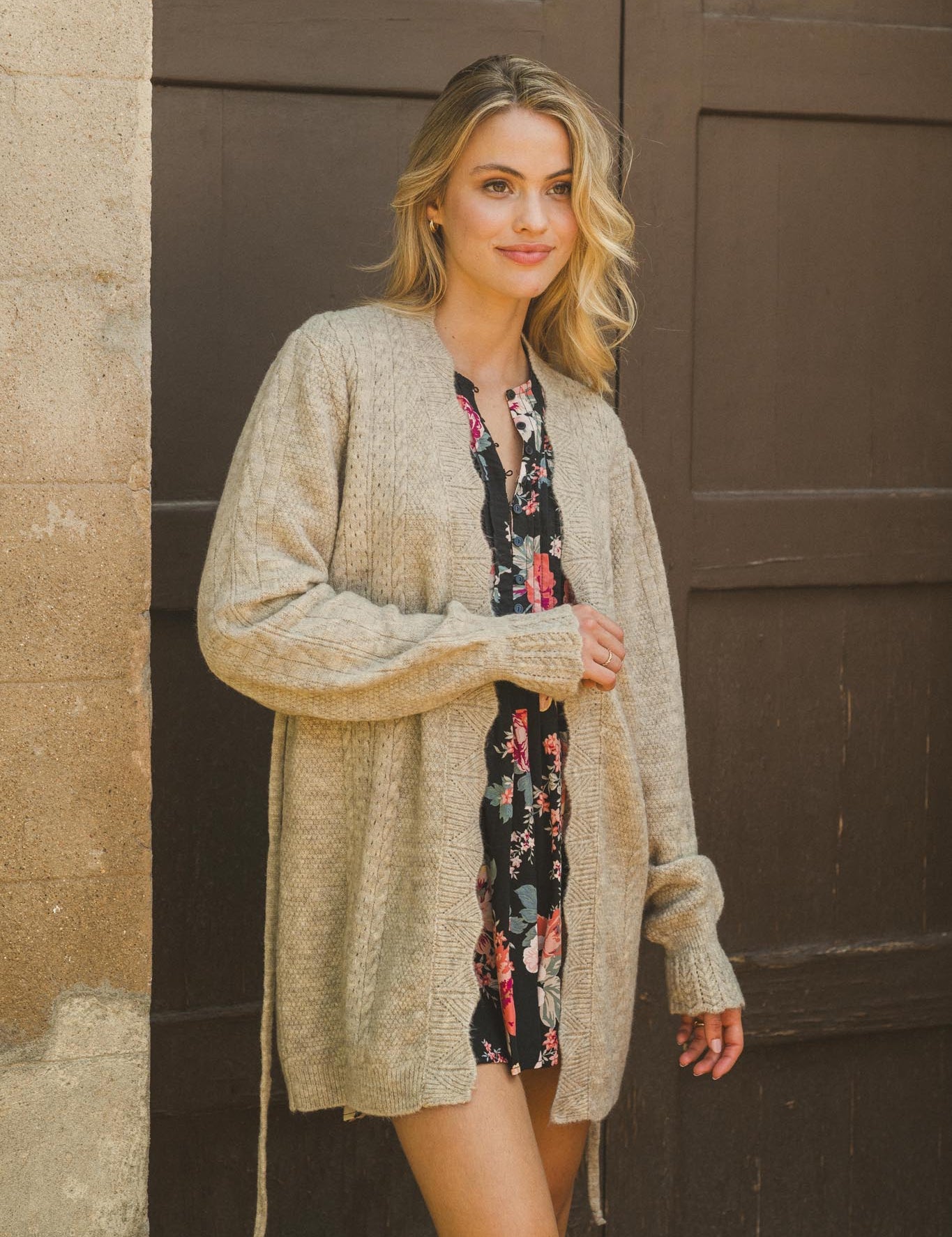 Langer Damen Cardigan in neutralem Beige – Zeitlos & vielseitig - Blossom Hair & Fashion