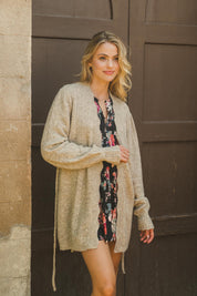 Langer Damen Cardigan in neutralem Beige – Zeitlos & vielseitig - Blossom Hair & Fashion